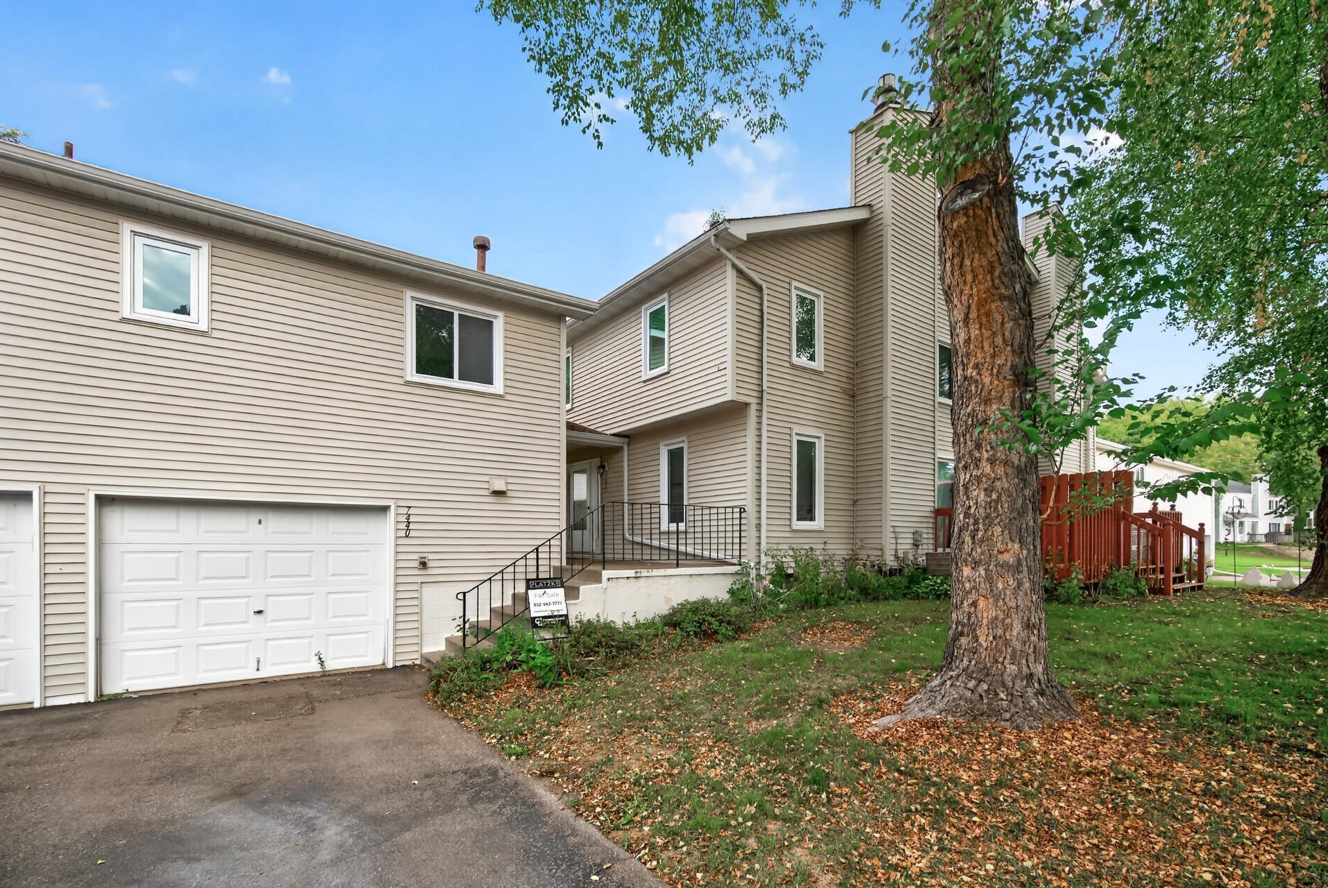 7440 Landau Curve — photo