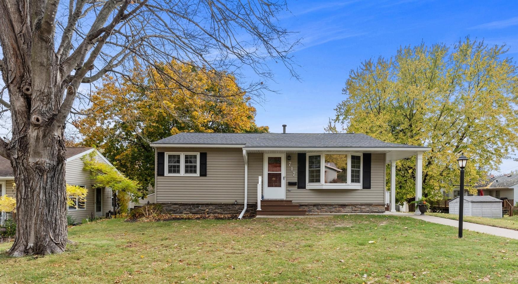 717 Hawthorn Street — photo