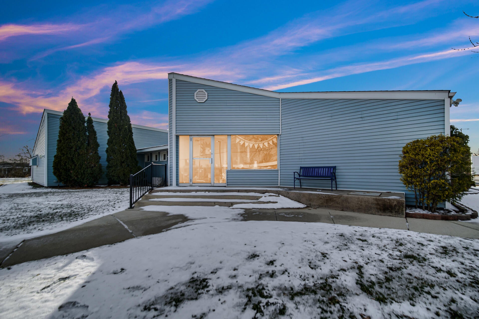 1642 E Commercial Avenue — photo