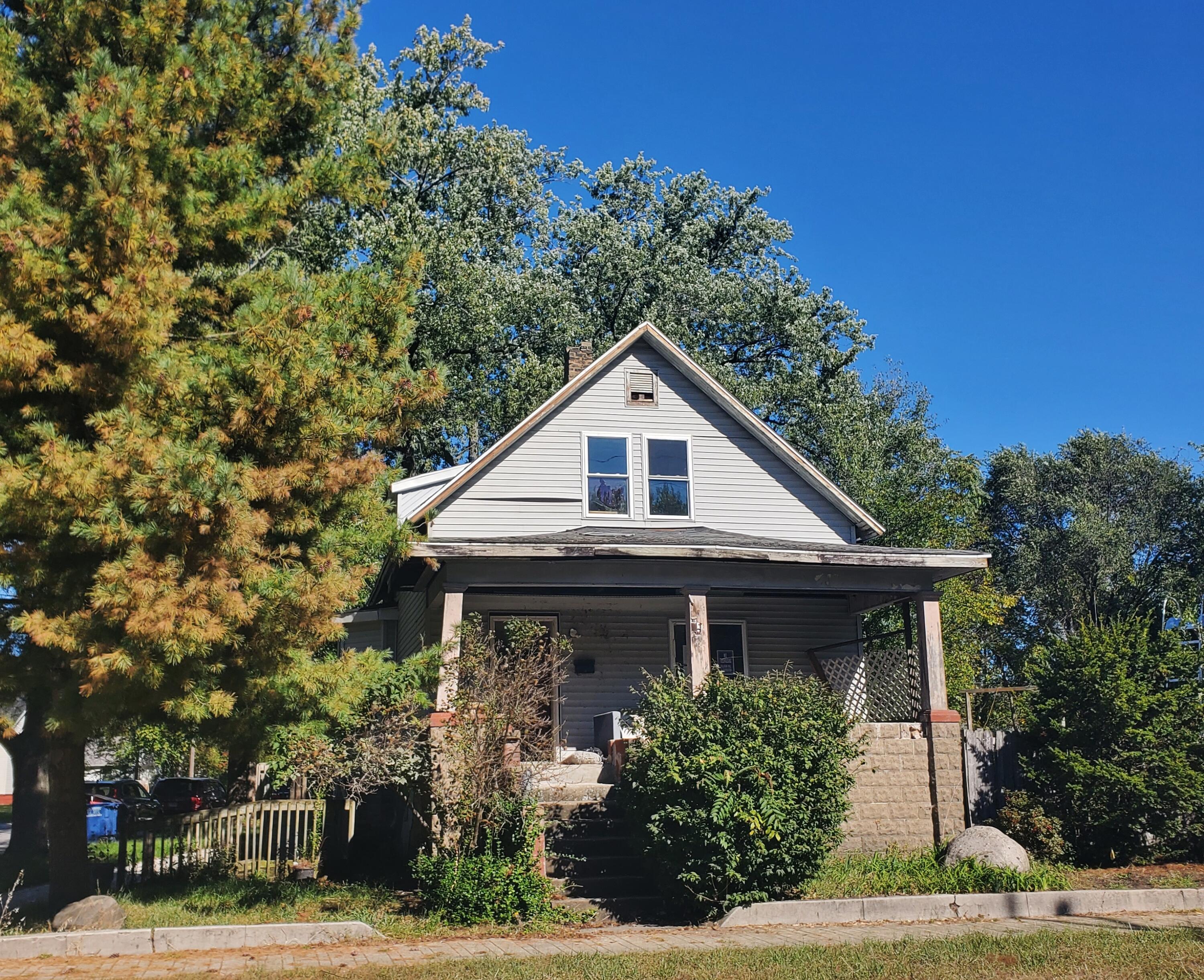 1621 W 10th Street — photo