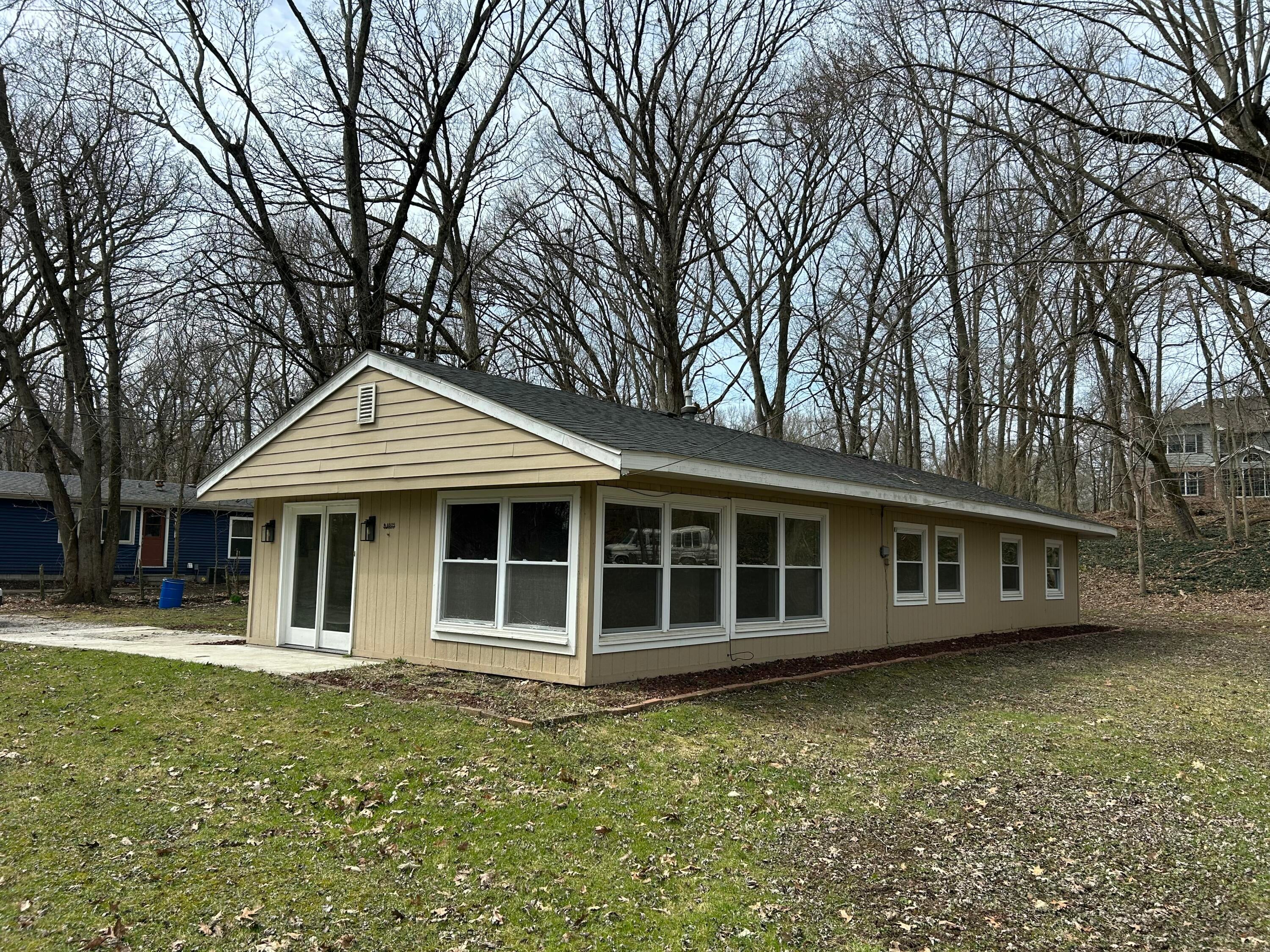 4609 Bear Lane — photo