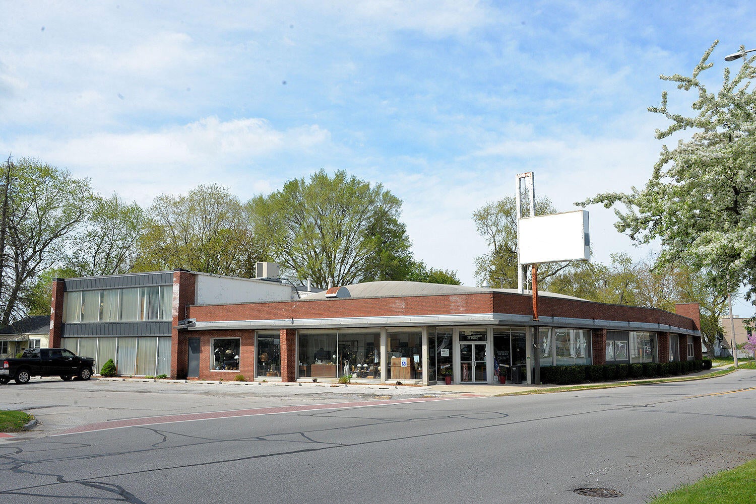 700 Broadway Avenue — photo