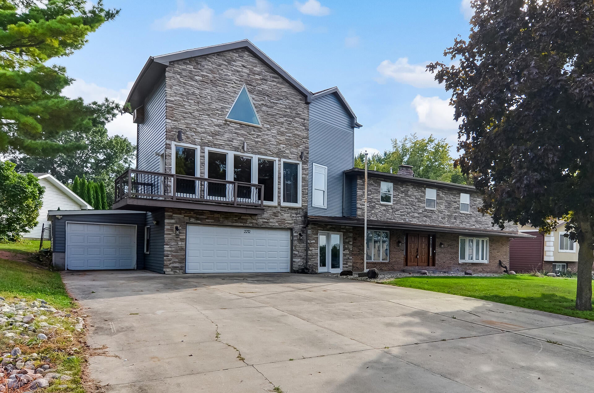 2212 Elm Tree Lane — photo