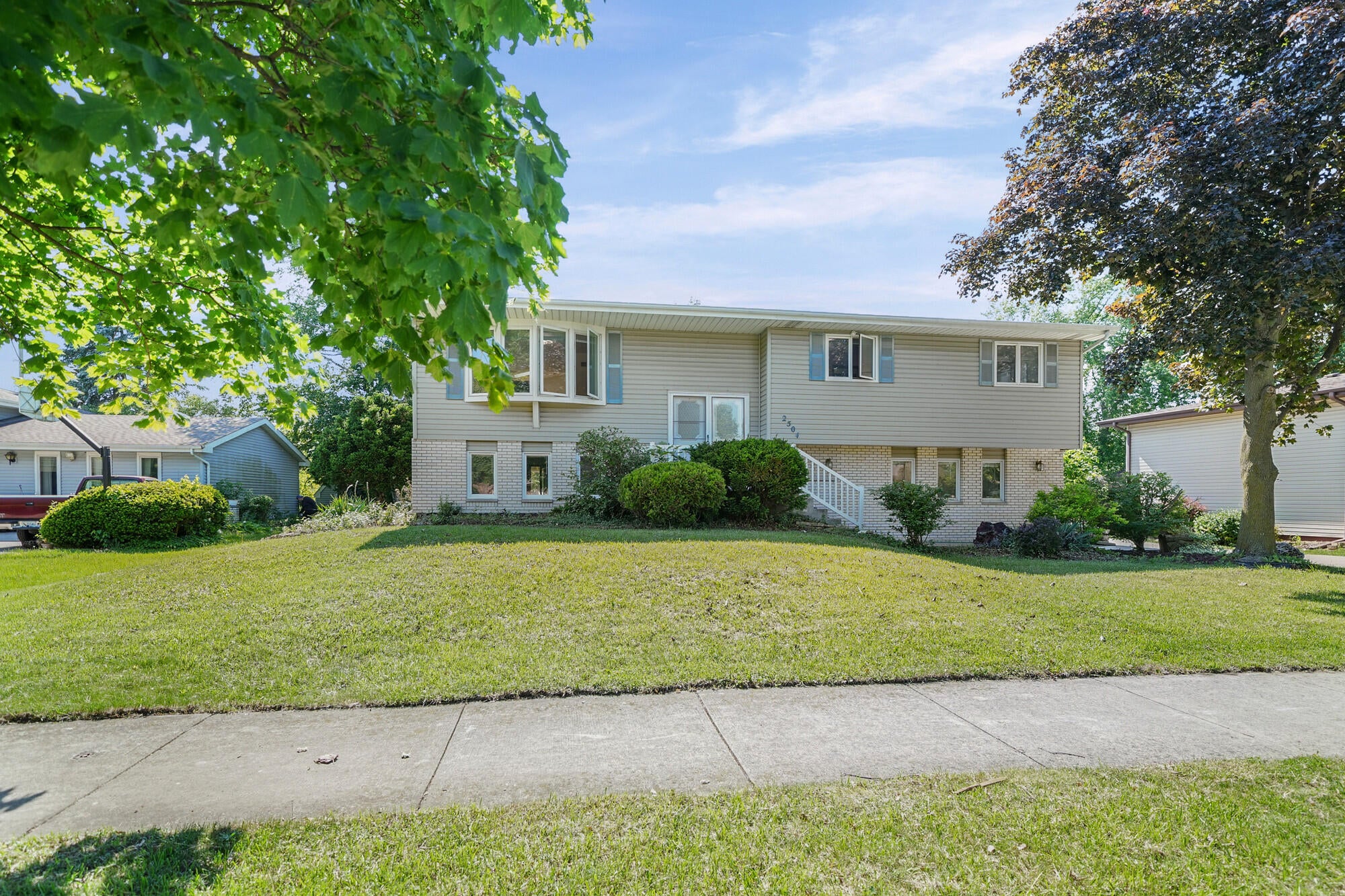 2504 Victoria Road — photo