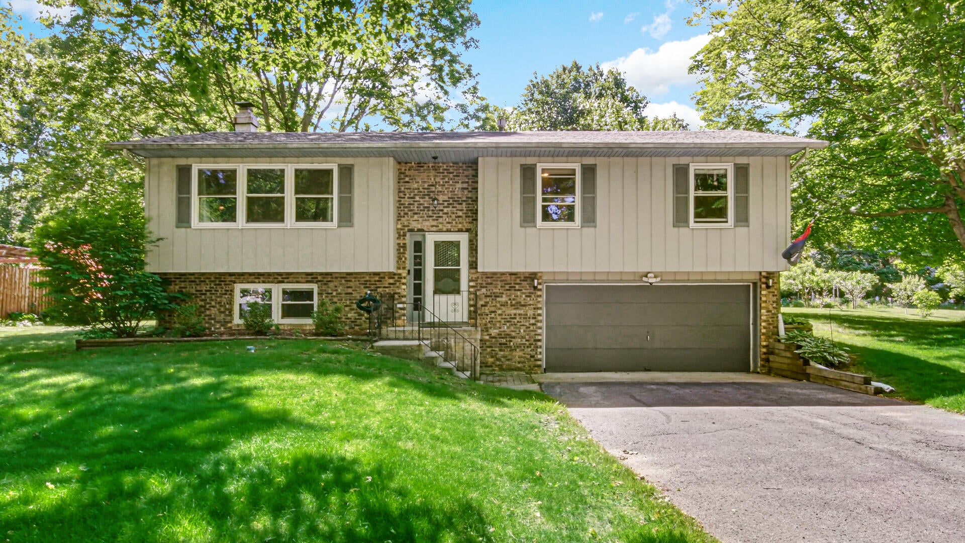 166 N Woodland Drive — photo