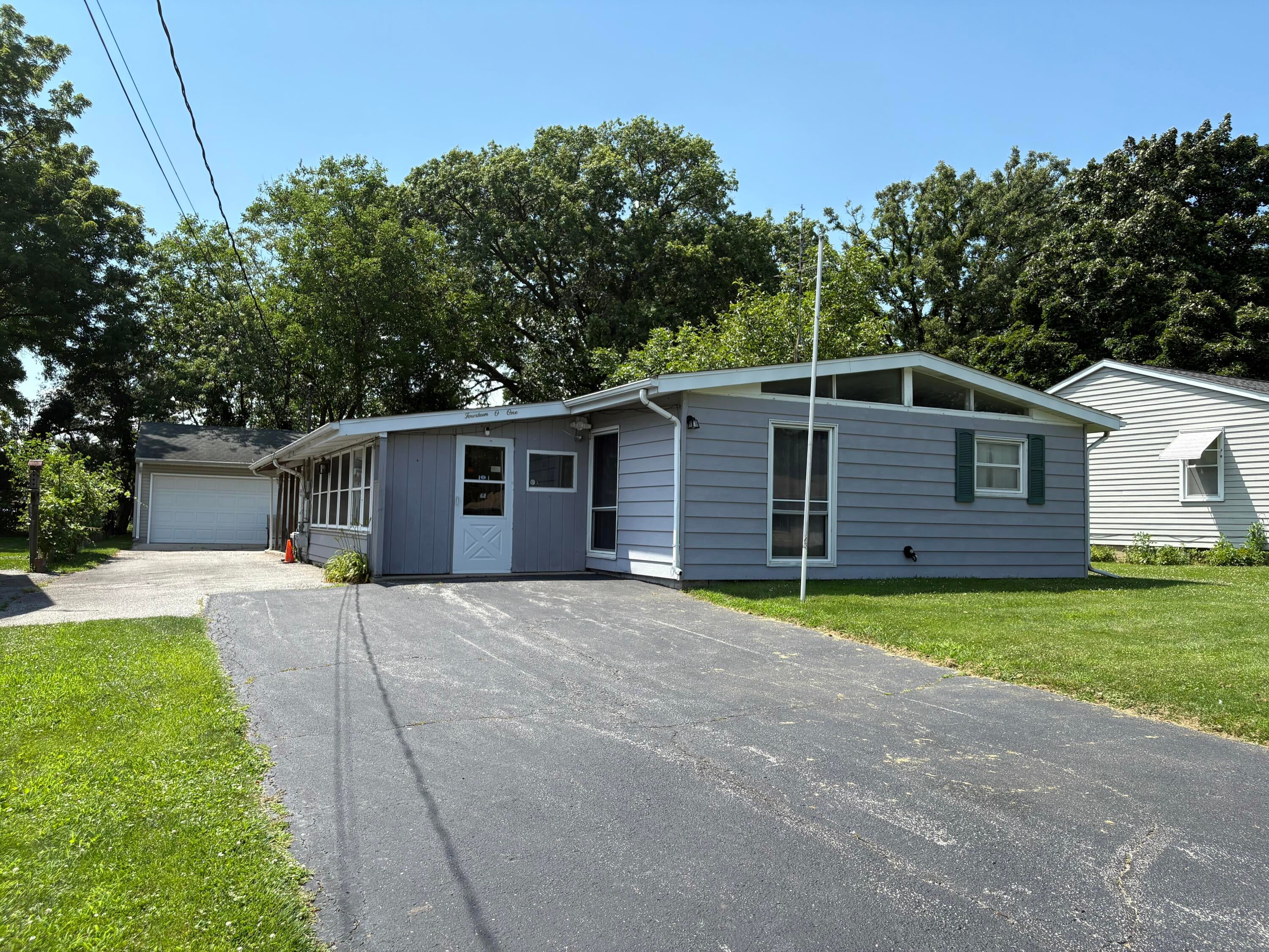 1401 Fairlane Drive — photo