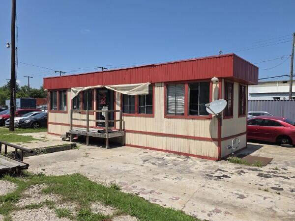 2450 W Ridge Road — photo