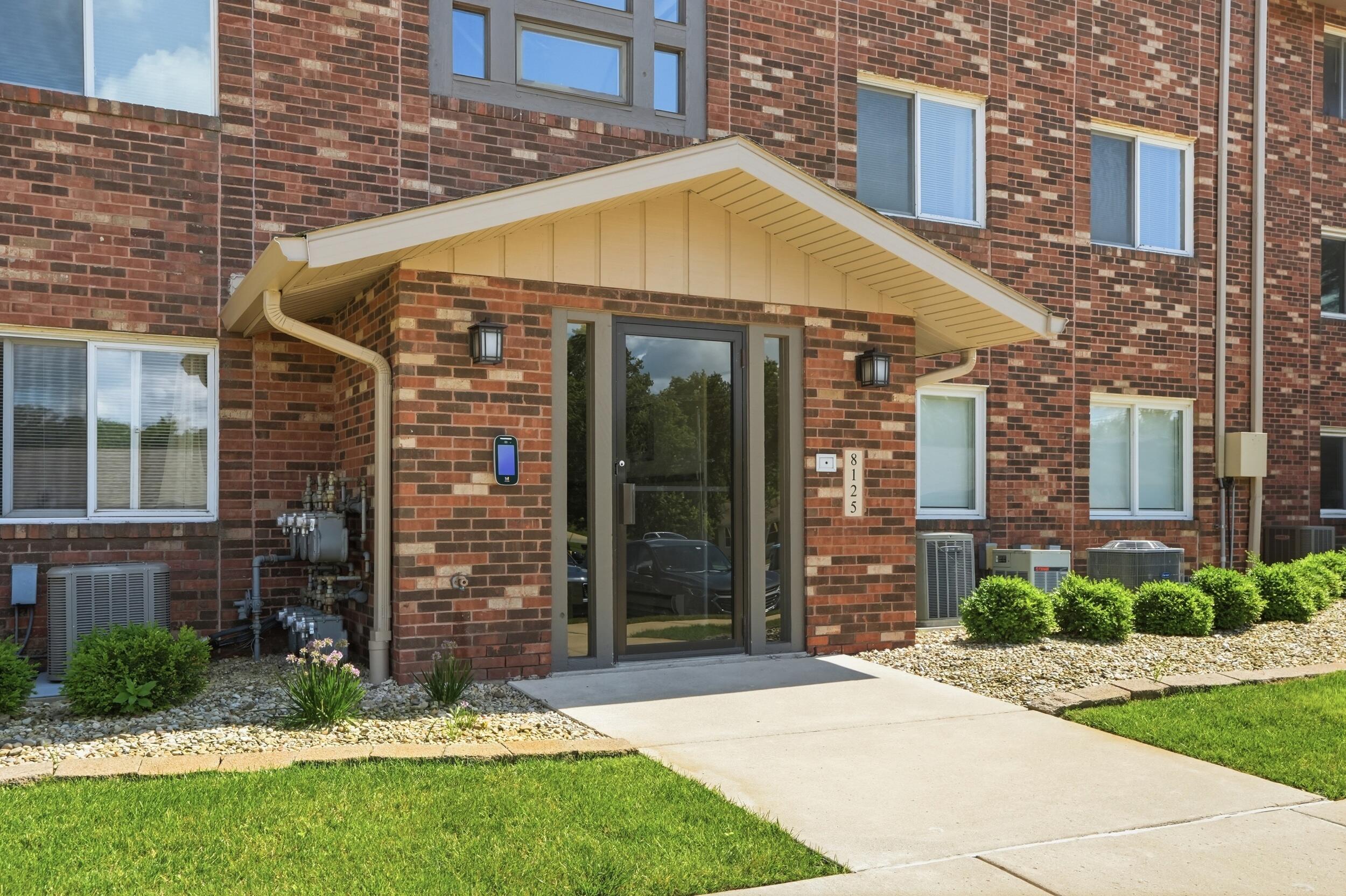 8125 Lake Shore Drive 3 — photo