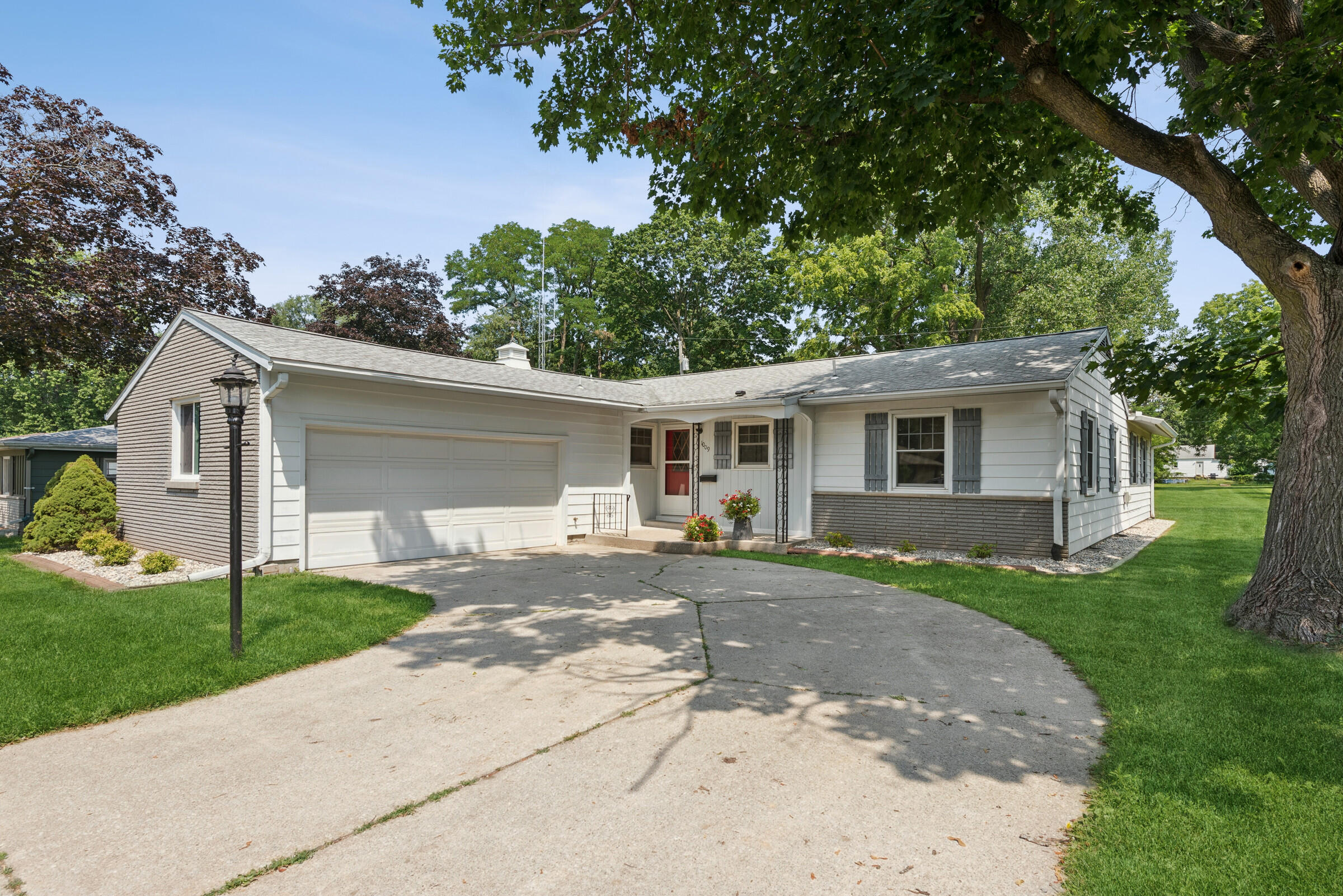 1009 Illinois Street — photo