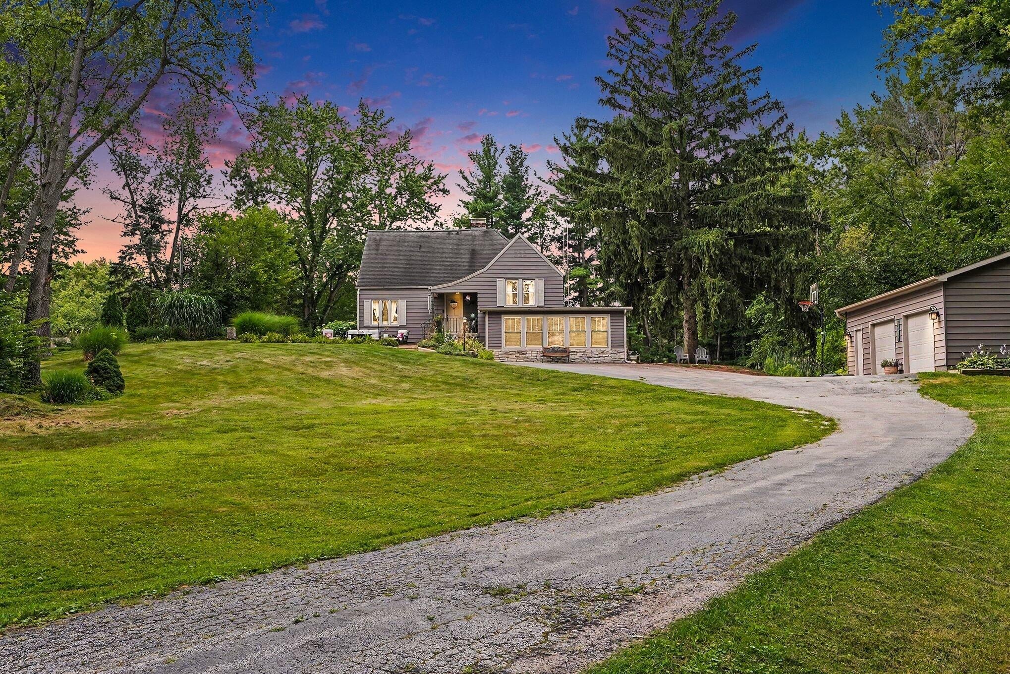 228 W Joliet Road — photo