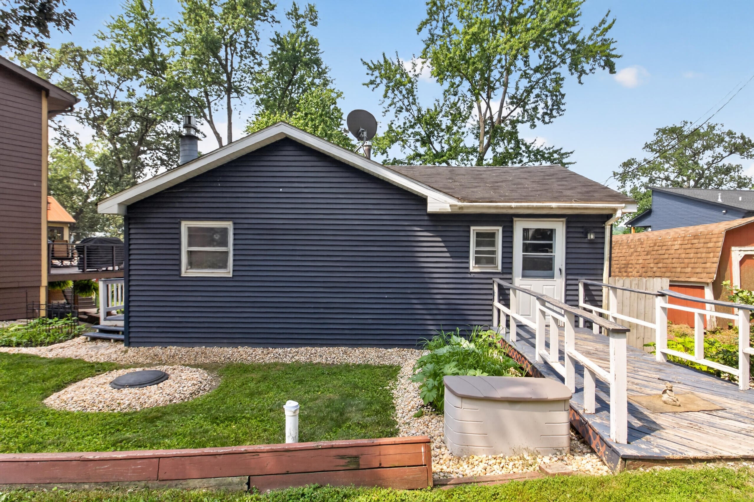 409 Lakeview Court — photo