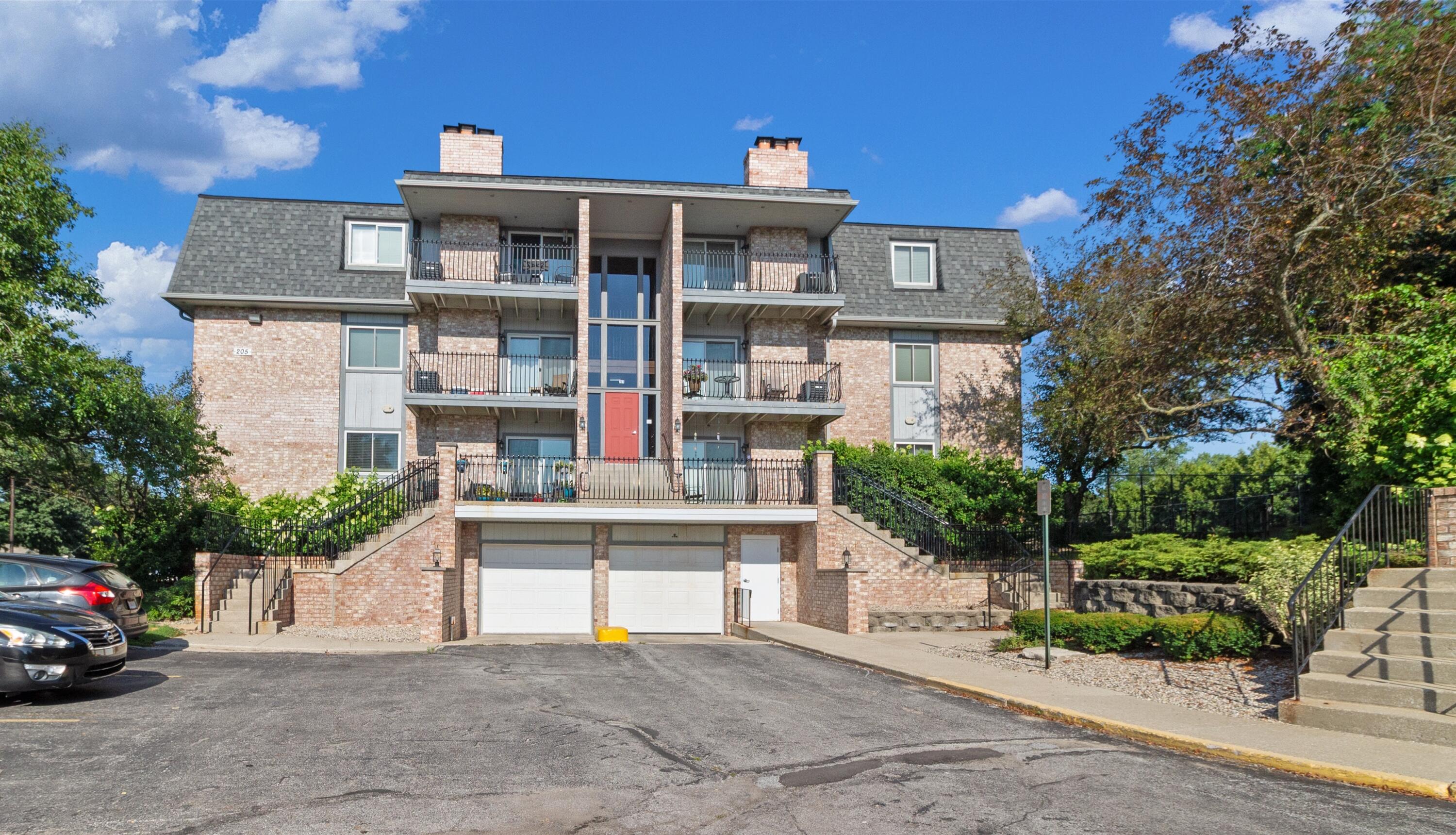 205 W Joliet Street 303 — photo