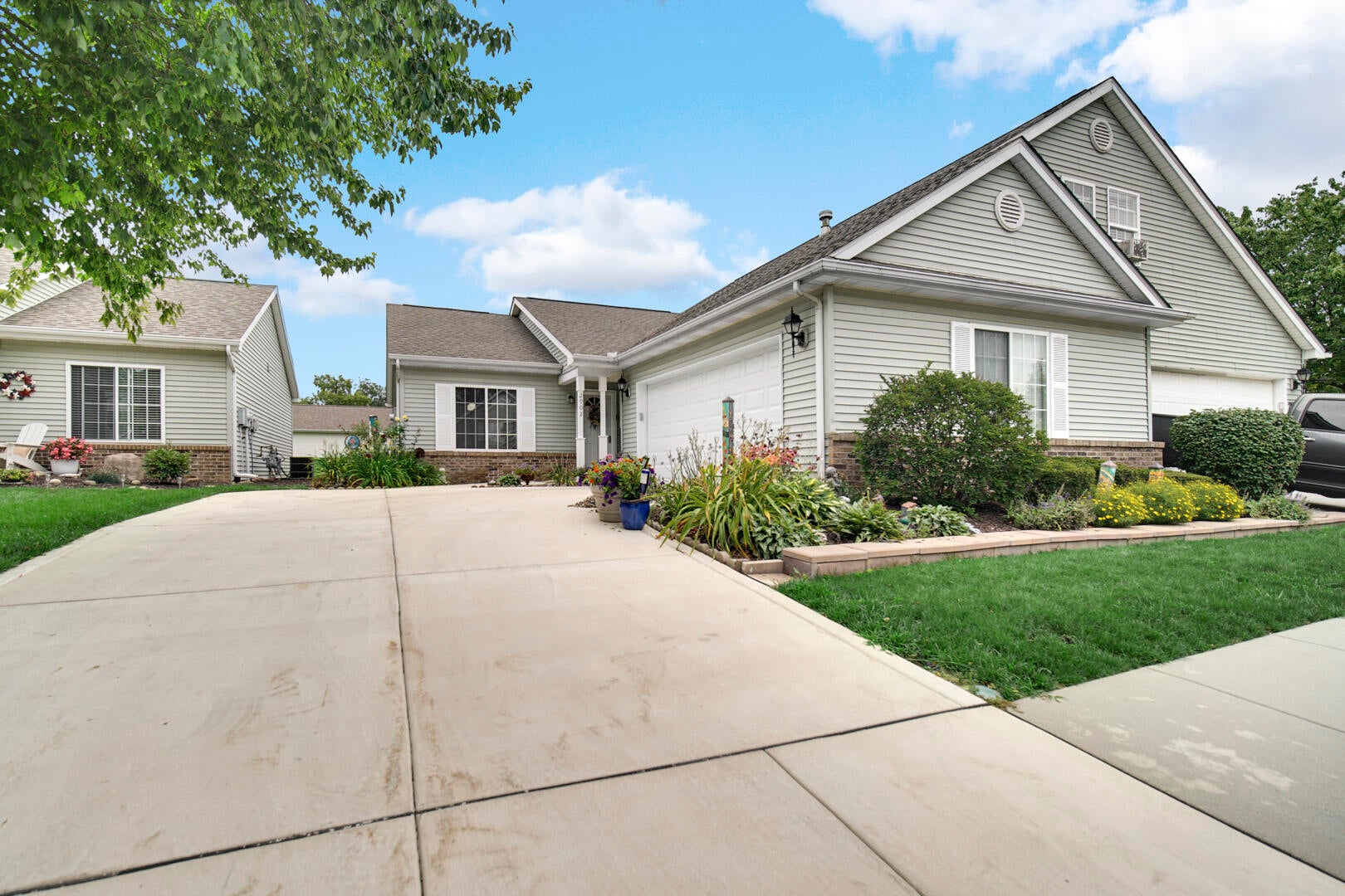 2902 Lake Pointe Drive — photo