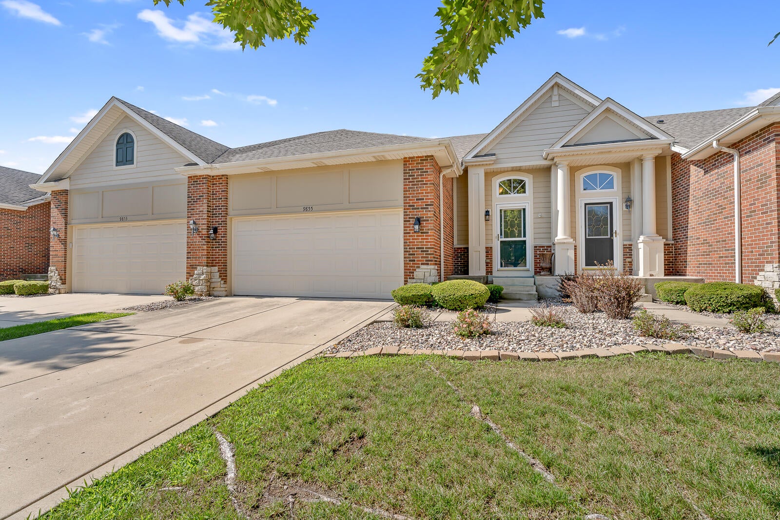 9855 Oakwood Court — photo