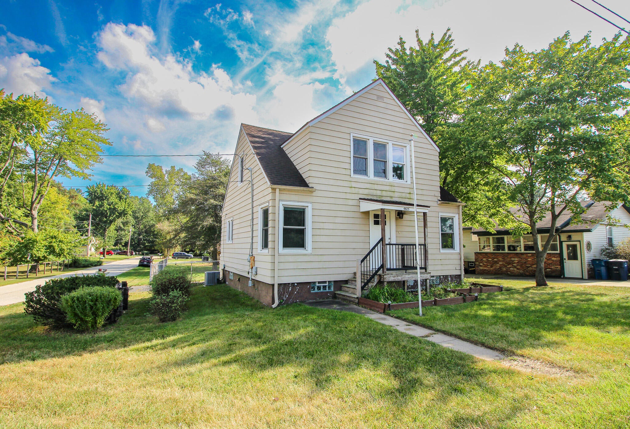 4825 US-12 — photo