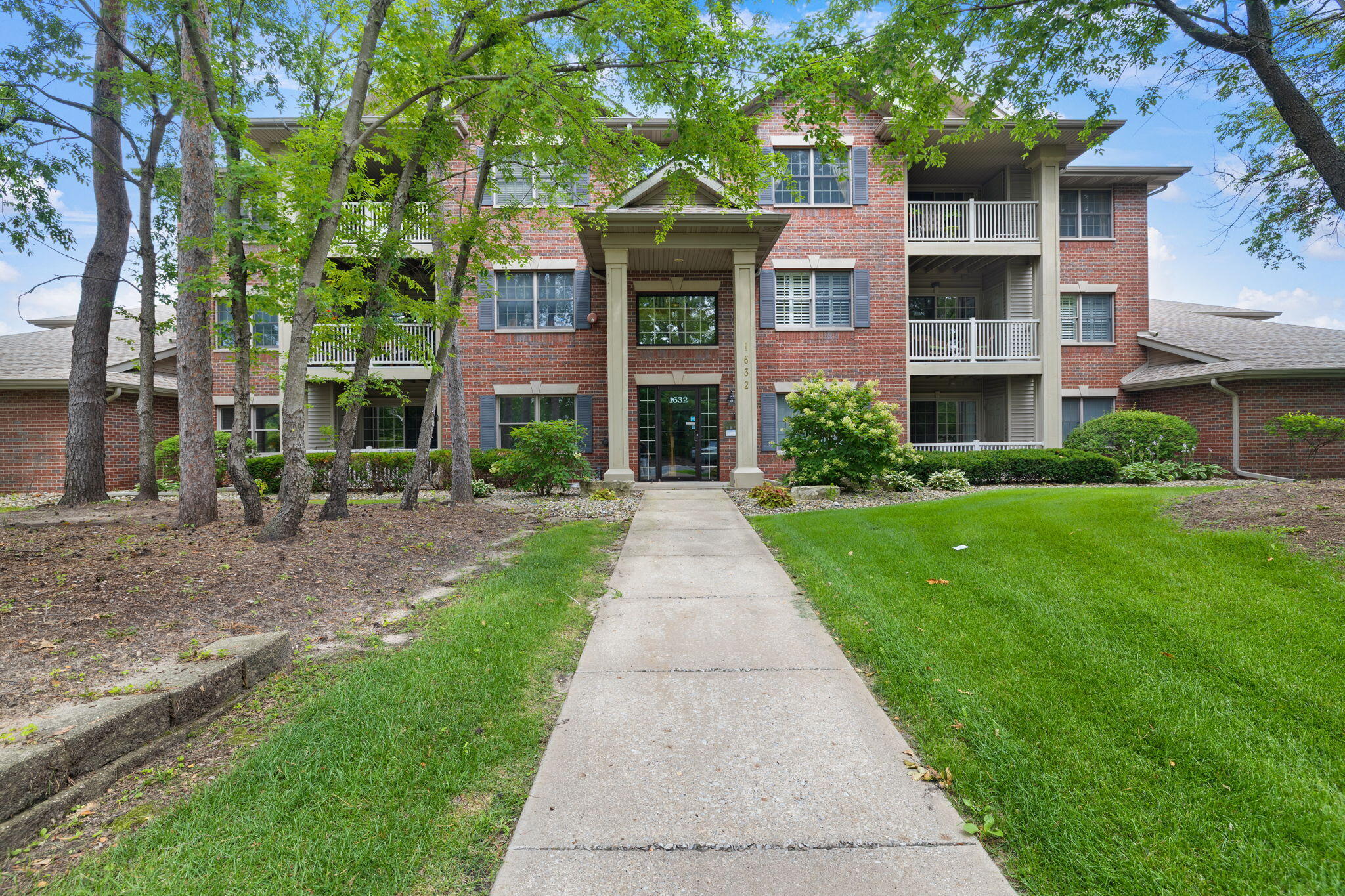 1632 White Oak Circle 2B — photo