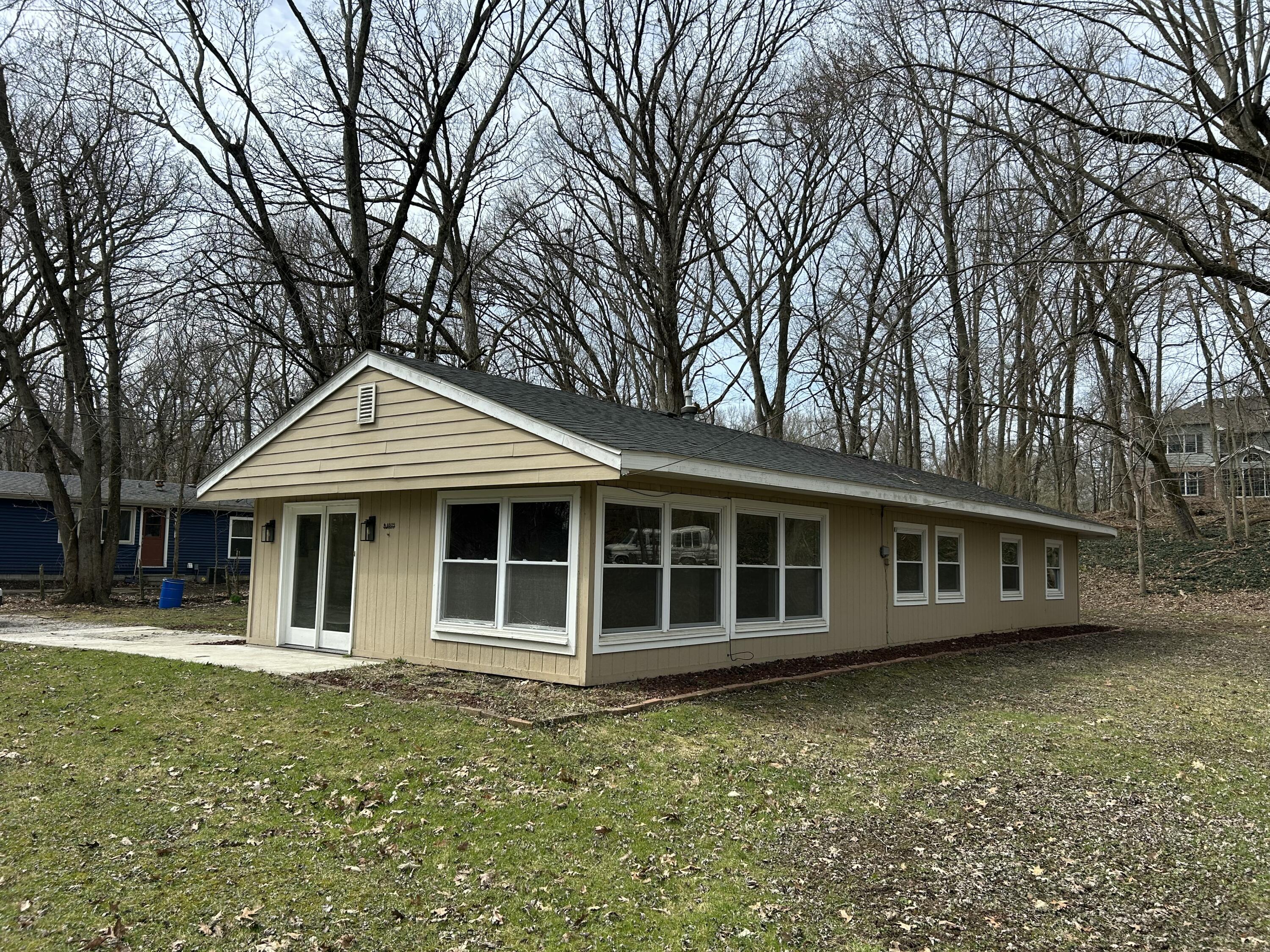 4609 Bear Lane — photo