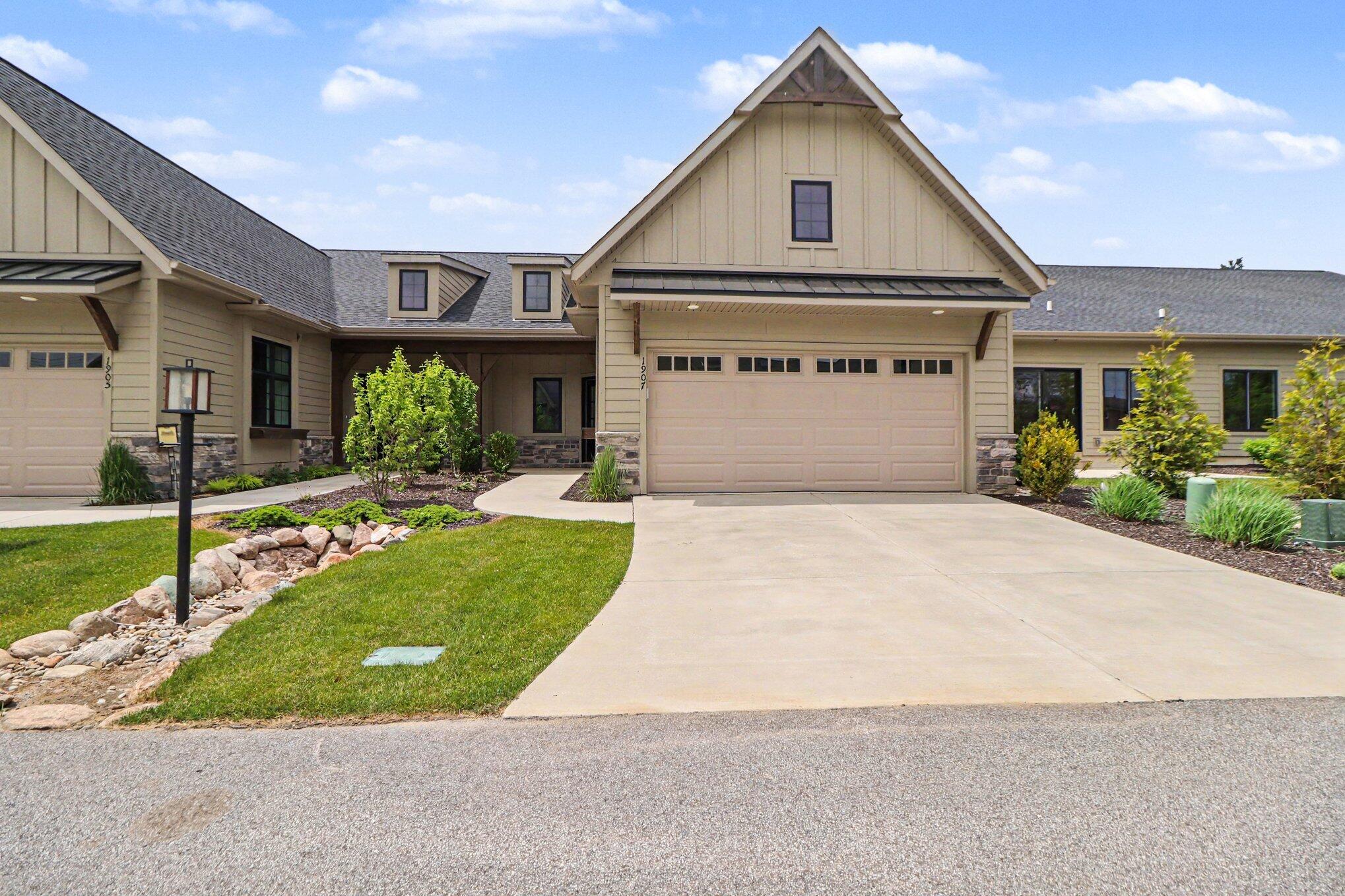 1907 E Woodglen Circle — photo