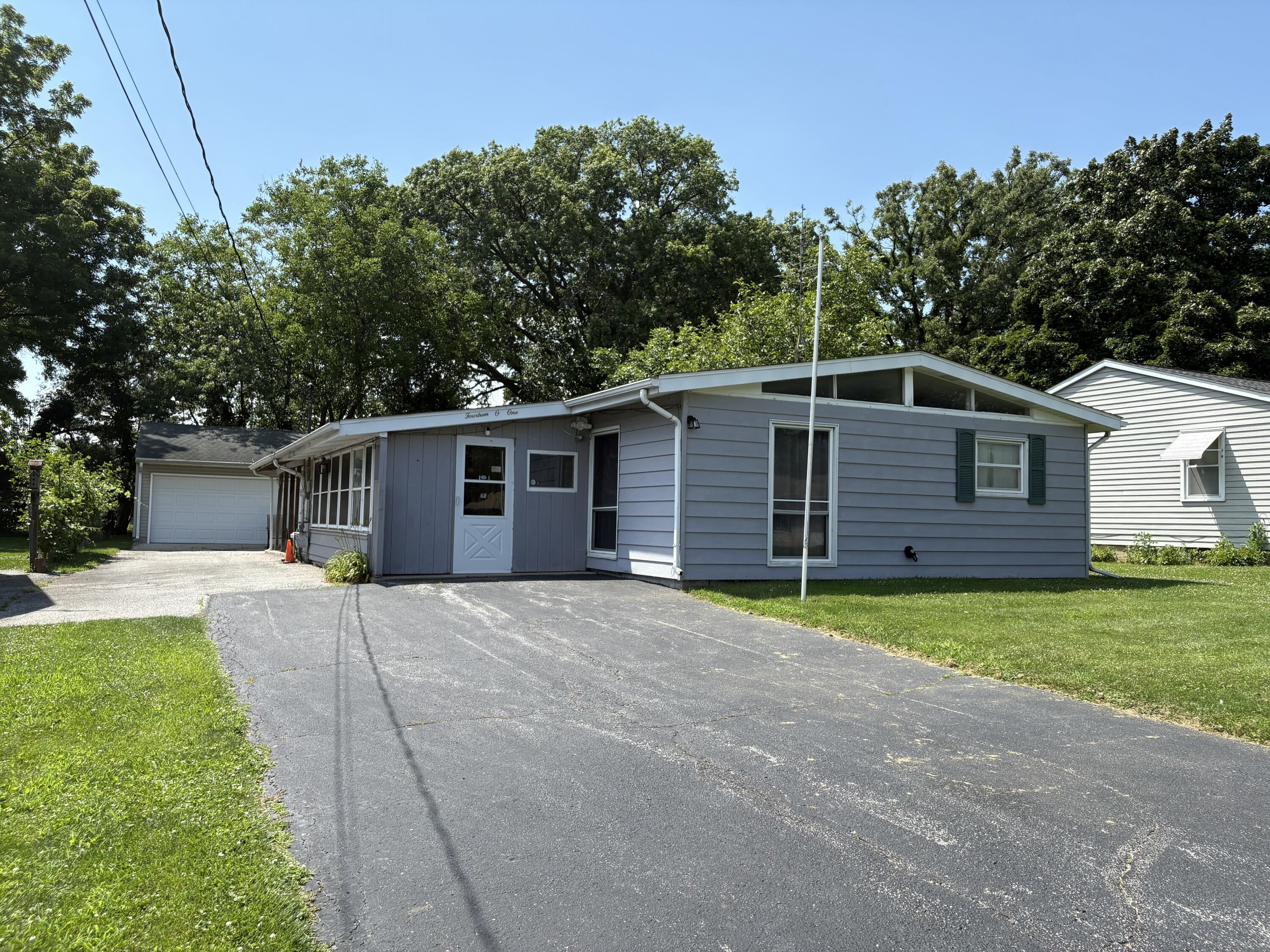 1401 Fairlane Drive — photo