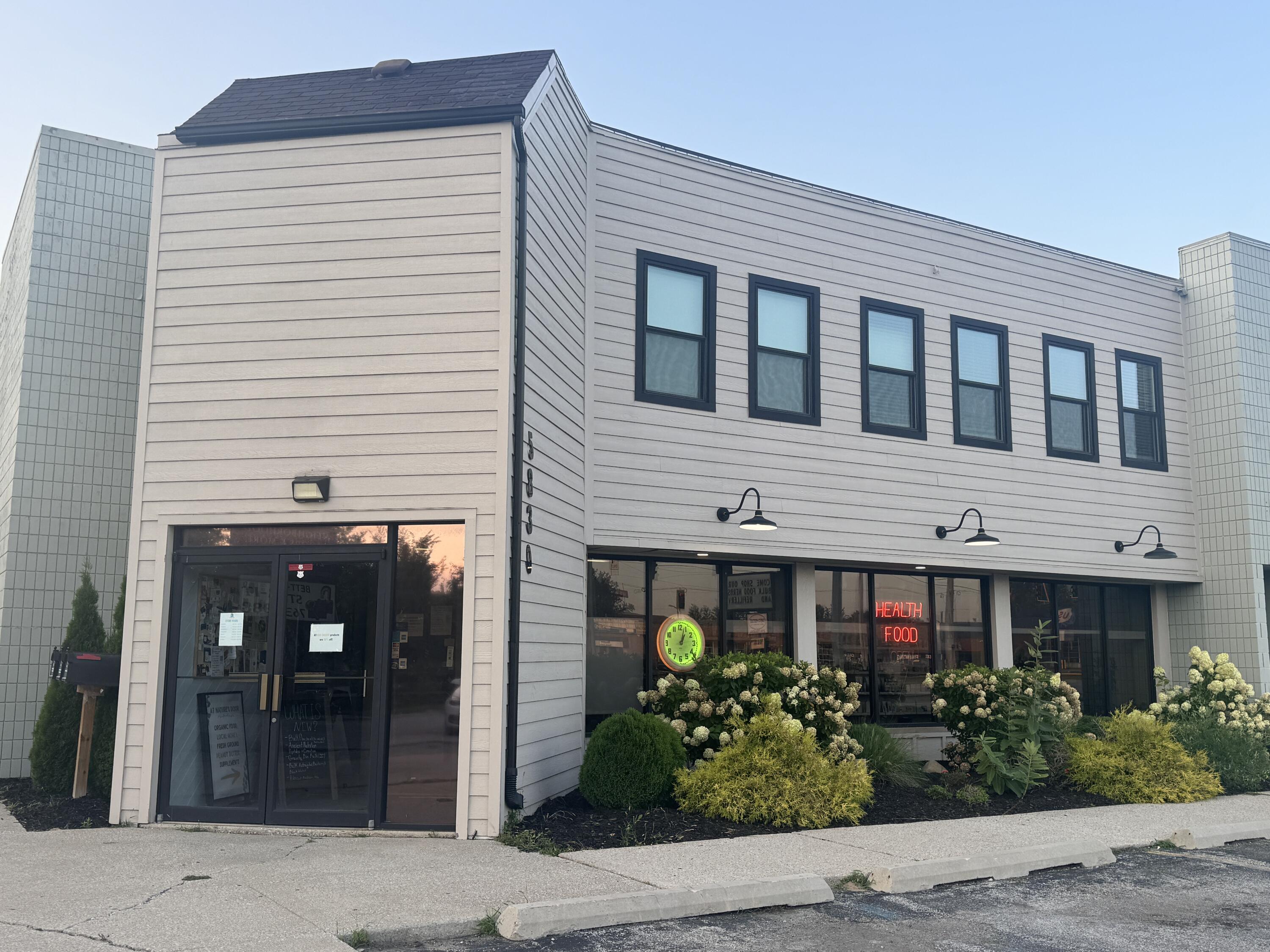 5830 US Highway 6 — photo