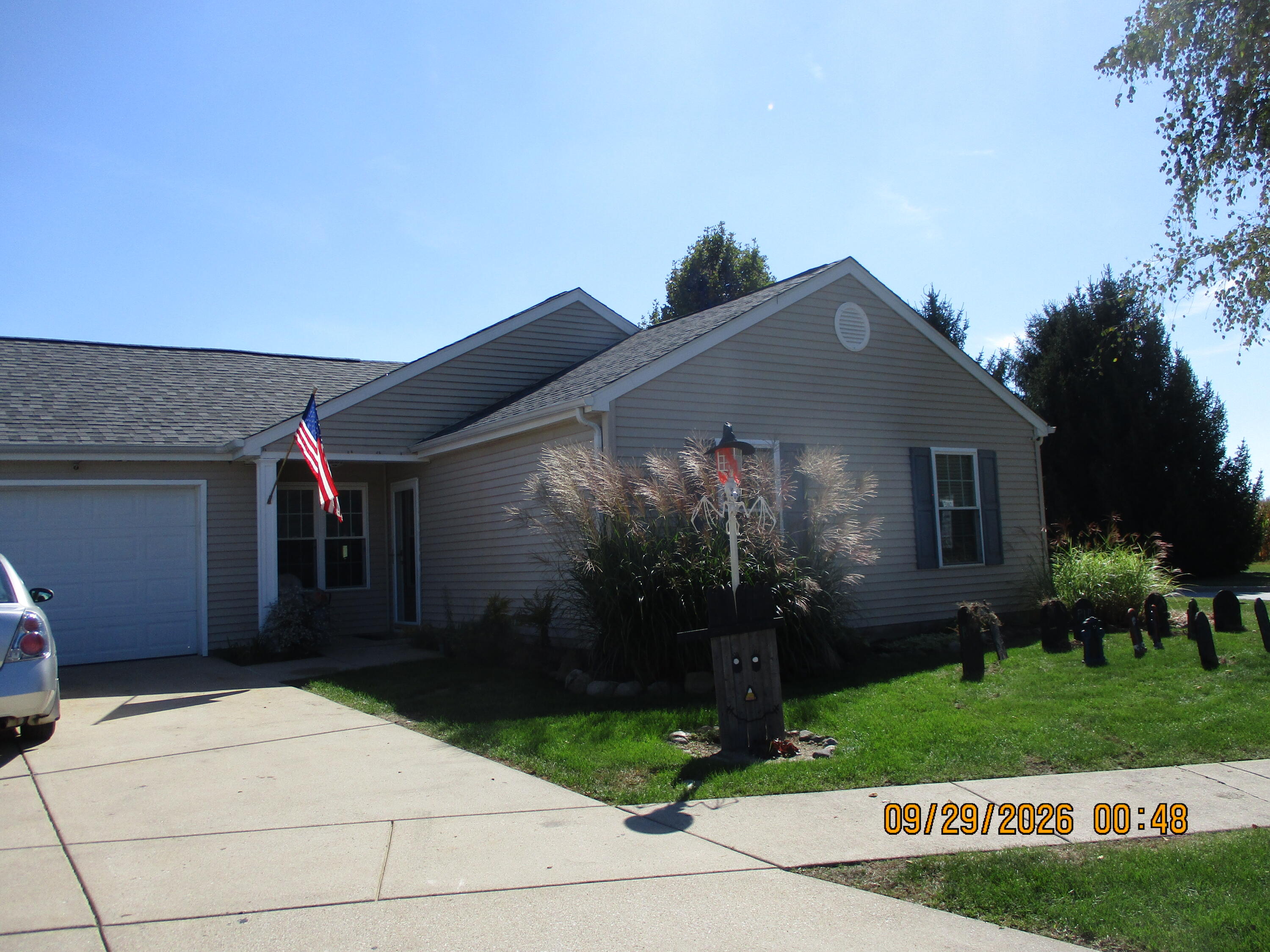 1585 Saugus Close — photo