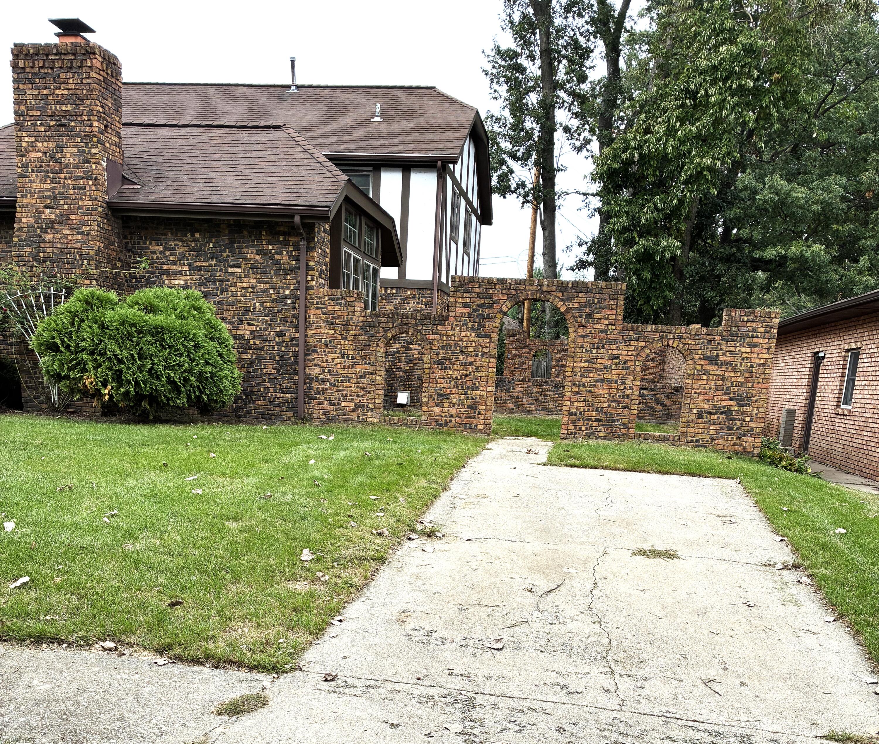2885 Vivian Street — photo