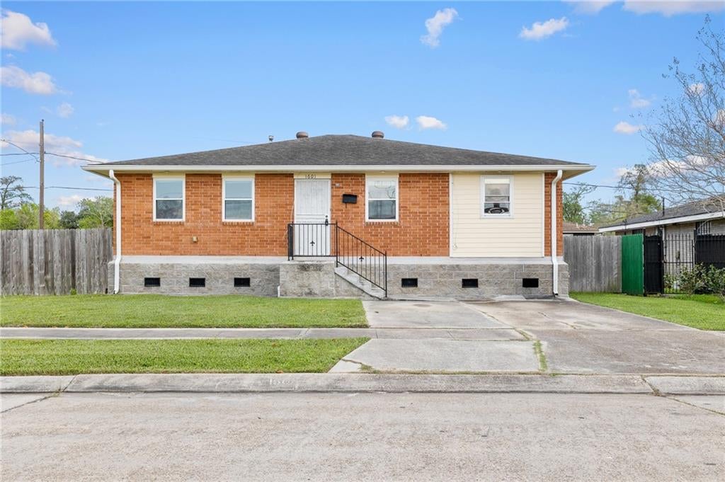 1601 Maplewood Drive — photo