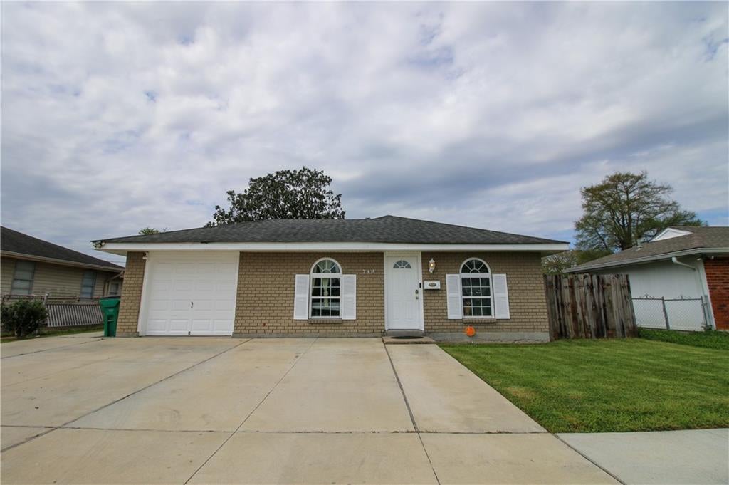 748 Oakwood Drive — photo