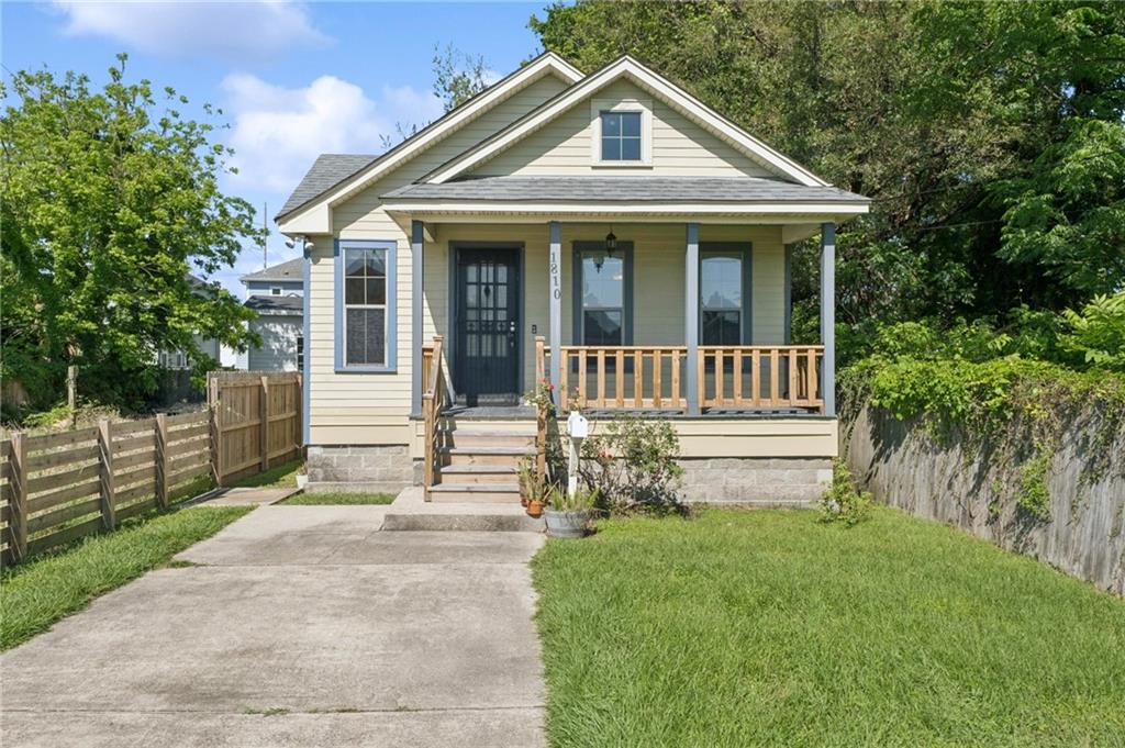 1810 Old St Bernard Street — photo