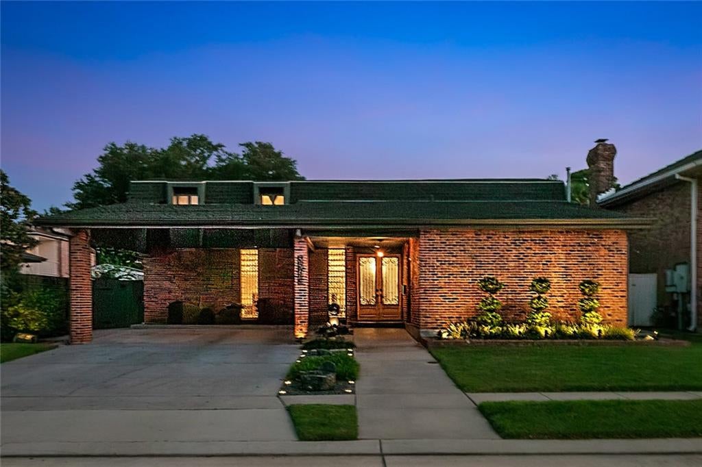 5593 Jacquelyn Court — photo
