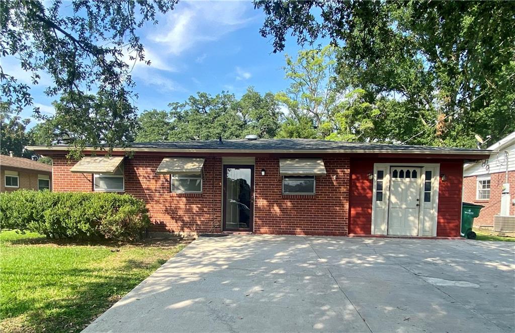 15 Helis Drive E — photo