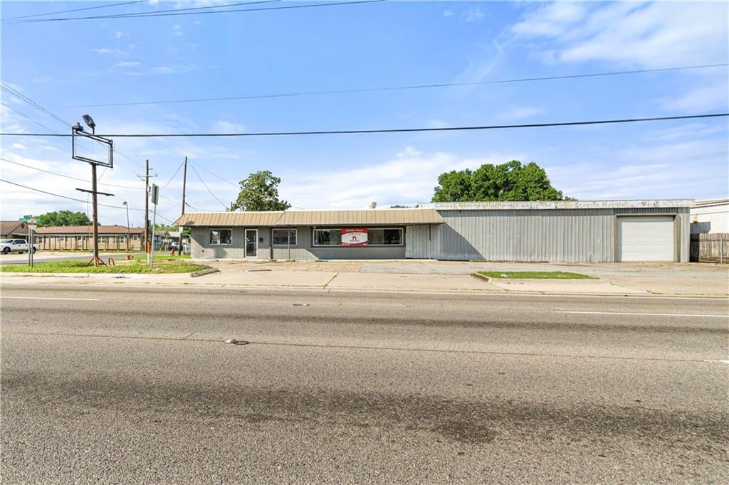 201 Westbank Expressway — photo