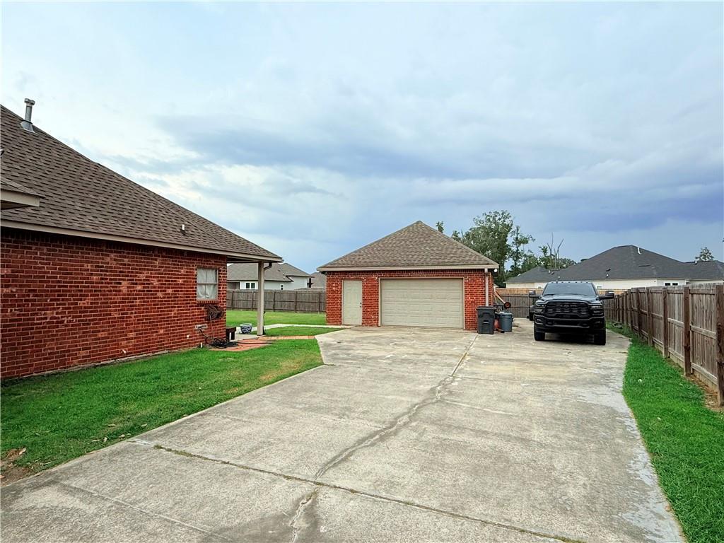 13795 Shady Hollow Drive — photo