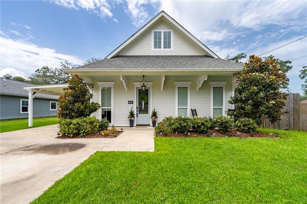 208 E Pecan Street — photo