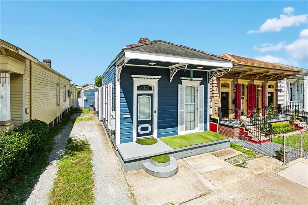 742 Delachaise Street — photo