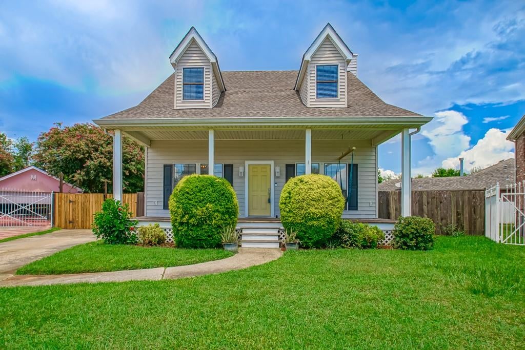 140 Chatelain Court — photo