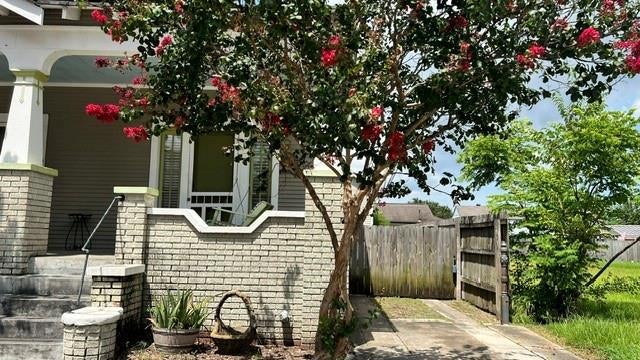 638 Angela Street — photo
