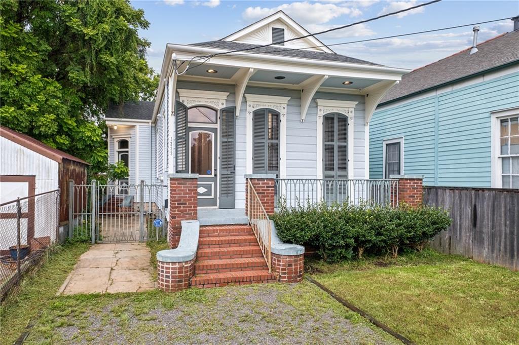 1233 N Robertson Street — photo