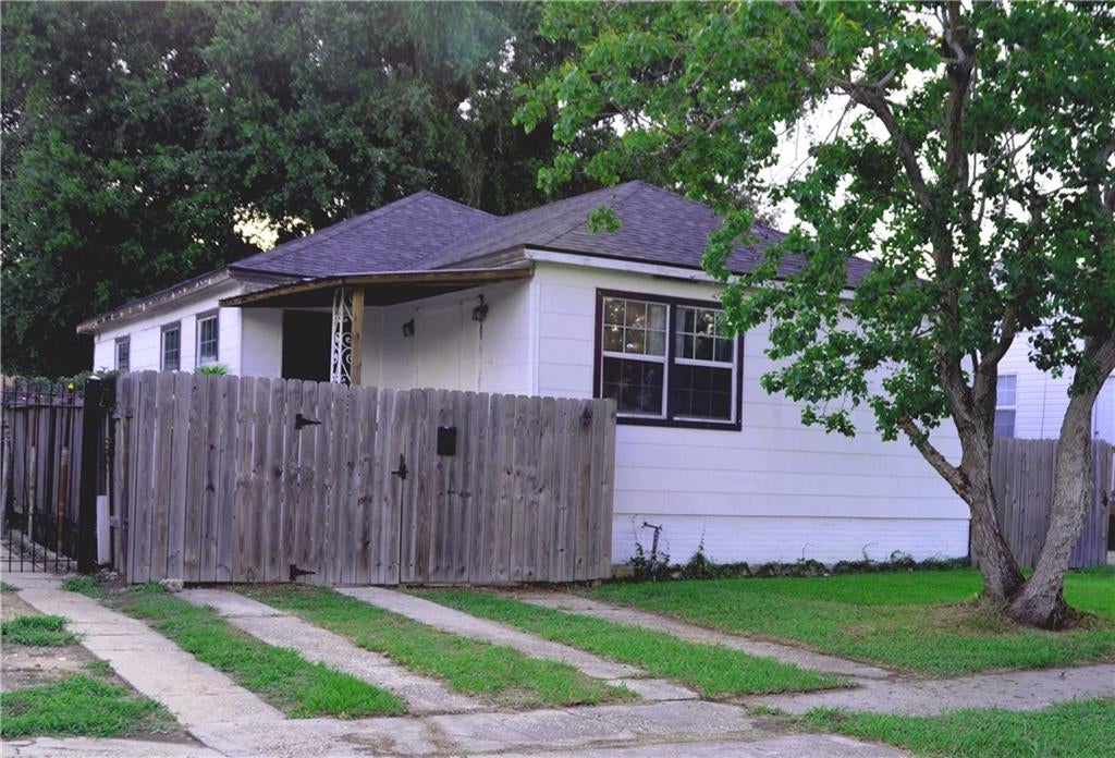 5548 Cameron Boulevard — photo