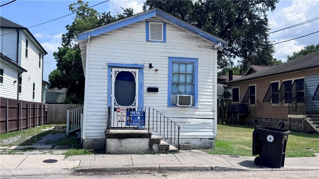2209 Leondias Street — photo