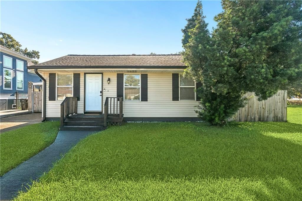 1411 Center Street — photo
