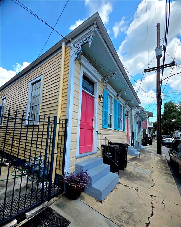 2525 Laurel Street — photo