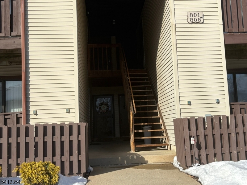 802 Lindsey Court — photo