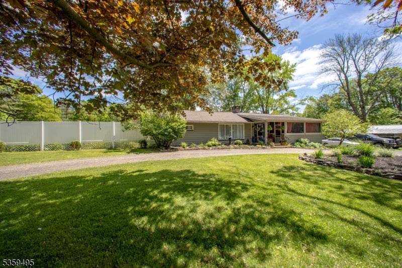 76 Glen Rd — photo