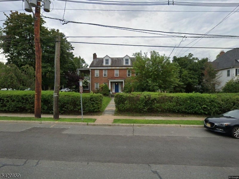 256 E Main St — photo