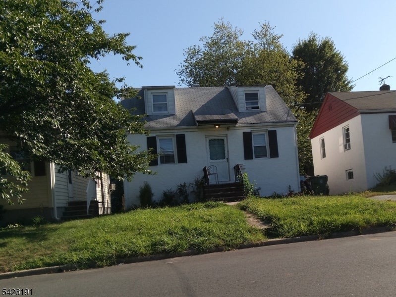 305 Woodlawn Ave — photo