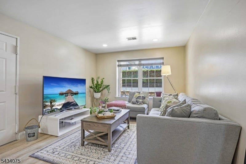 272-276 Walnut St 6D — photo