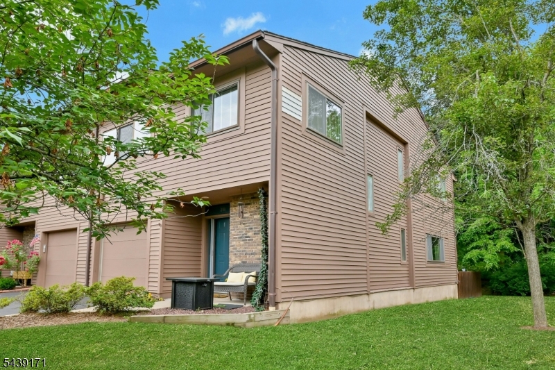 211 Yorktowne Court — photo