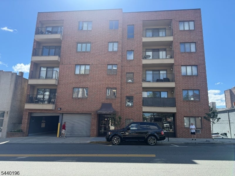 610 Anderson Ave E — photo