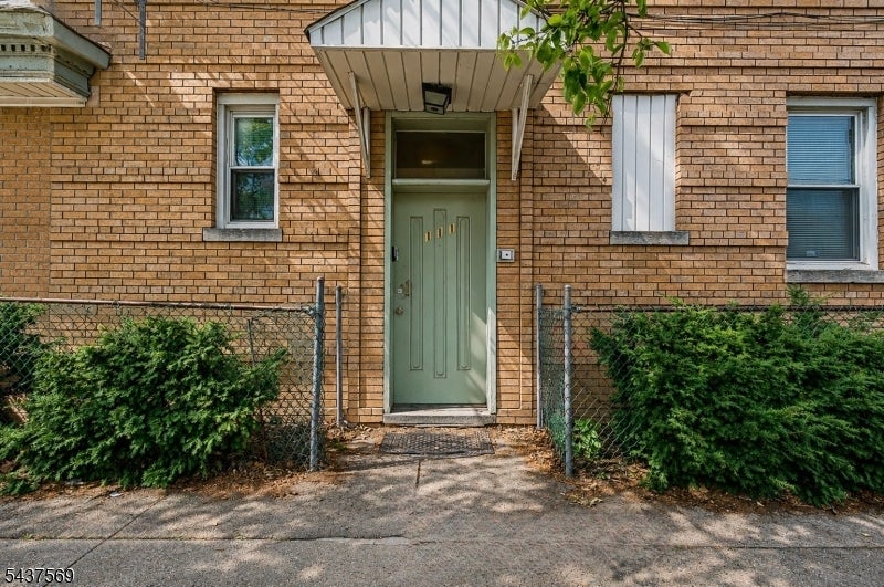 111 Mallory Ave — photo